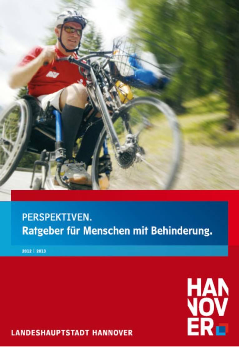Die Titelseite der Broschüre "Perspektiven - Ratgeber für Menschen mit Behinderung" zeigt einen Rollstuhlfahrer beim Sport
